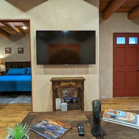 Magical Santa Fe Stay, Minutes From Town Square, Sleeps 4, Includes Free Parking And Outdoor Hot Tub! Exterior foto