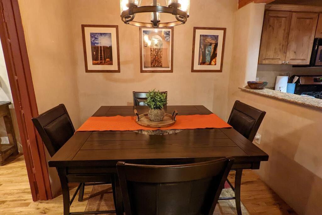 Magical Santa Fe Stay, Minutes From Town Square, Sleeps 4, Includes Free Parking And Outdoor Hot Tub! Exterior foto