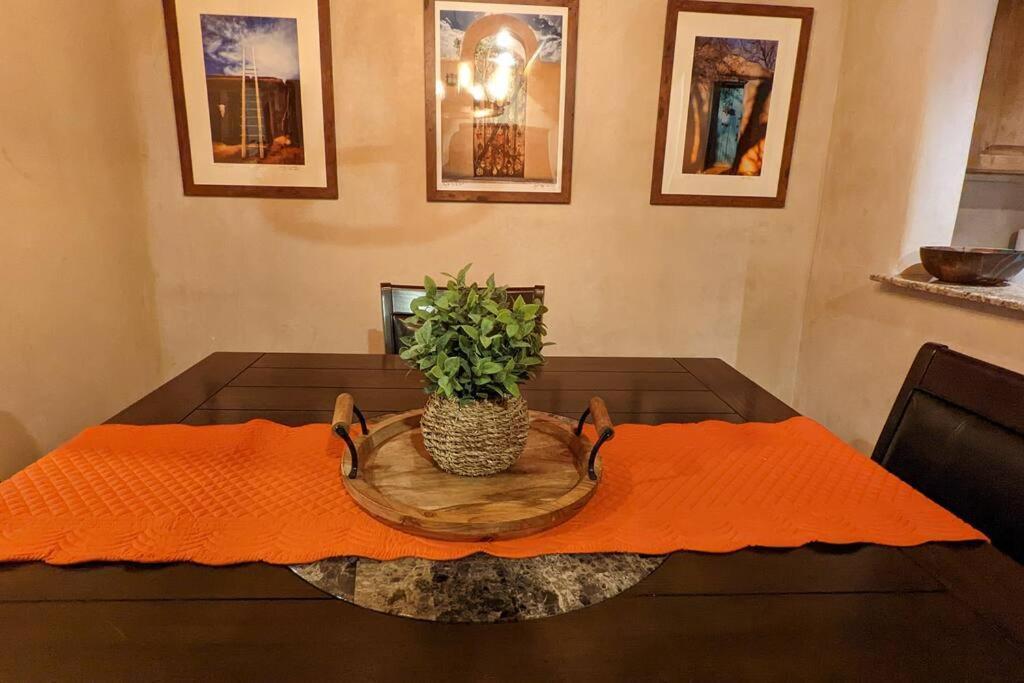 Magical Santa Fe Stay, Minutes From Town Square, Sleeps 4, Includes Free Parking And Outdoor Hot Tub! Exterior foto