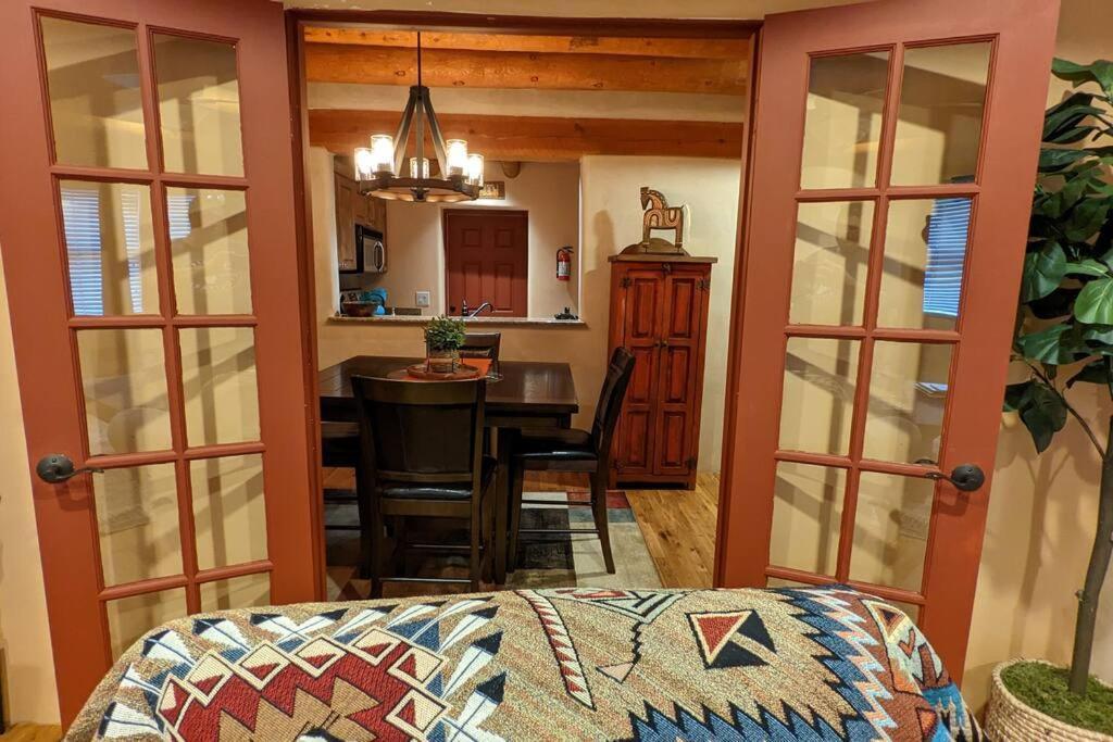 Magical Santa Fe Stay, Minutes From Town Square, Sleeps 4, Includes Free Parking And Outdoor Hot Tub! Exterior foto