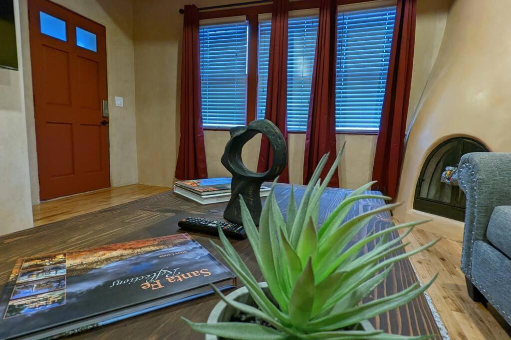 Magical Santa Fe Stay, Minutes From Town Square, Sleeps 4, Includes Free Parking And Outdoor Hot Tub! Exterior foto